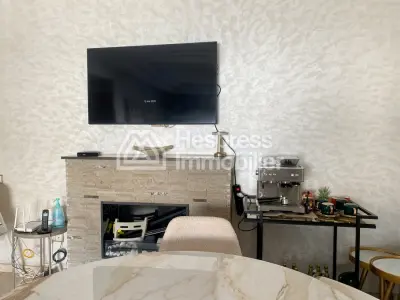 Location d'un appartement à Quartier Bachkou. 3 grandes pièces. Salon contemporain