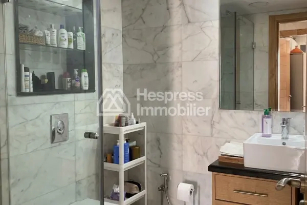 Location d'un appartement à Quartier Bachkou. 3 grandes pièces. Salon contemporain