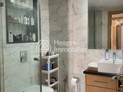 Location d'un appartement à Quartier Bachkou. 3 grandes pièces. Salon contemporain