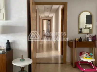 Location d'un appartement à Quartier Bachkou. 3 grandes pièces. Salon contemporain
