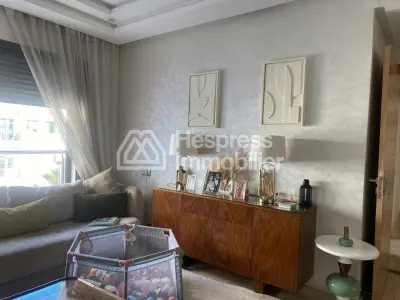 Location d'un appartement à Quartier Bachkou. 3 grandes pièces. Salon contemporain
