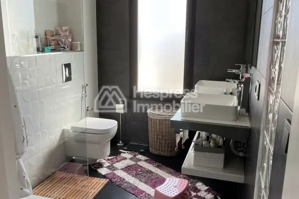 Apartment for sale with terrace and garage in the Administratif district