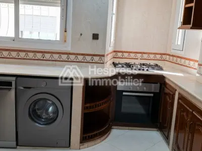 للإيجار: شقة رائعة مُجددة بمساحة 120 مترًا مربعًا - حي إيبيريا - طنجة - الرقم المرجعي: ltaam20526