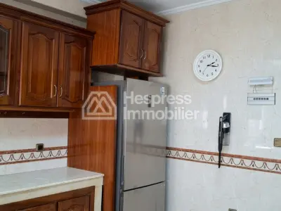 للإيجار: شقة رائعة مُجددة بمساحة 120 مترًا مربعًا - حي إيبيريا - طنجة - الرقم المرجعي: ltaam20526