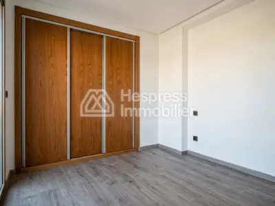 للإيجار: شقة رائعة مُجددة بمساحة 120 مترًا مربعًا - حي إيبيريا - طنجة - الرقم المرجعي: ltaam20526