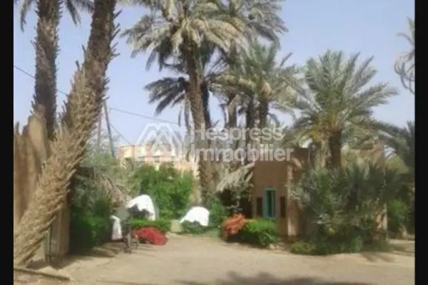 نُزُل/موقع تخييم، مساحته 3000 متر مربع، مُسجّل، في مركز قرية تازارين، زاغورا
