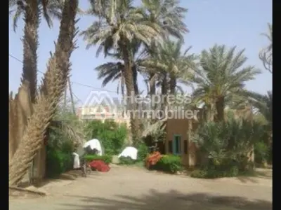 نُزُل/موقع تخييم، مساحته 3000 متر مربع، مُسجّل، في مركز قرية تازارين، زاغورا