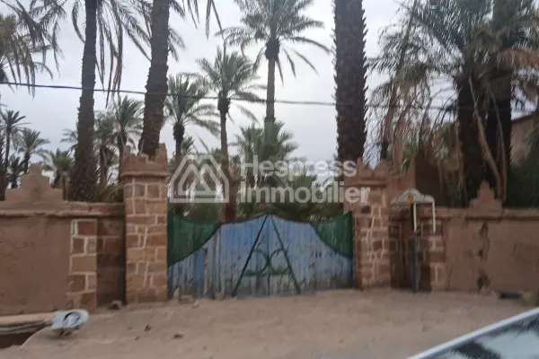 نُزُل/موقع تخييم، مساحته 3000 متر مربع، مُسجّل، في مركز قرية تازارين، زاغورا