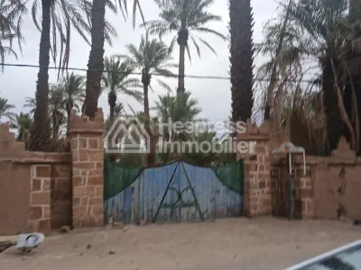 نُزُل/موقع تخييم، مساحته 3000 متر مربع، مُسجّل، في مركز قرية تازارين، زاغورا
