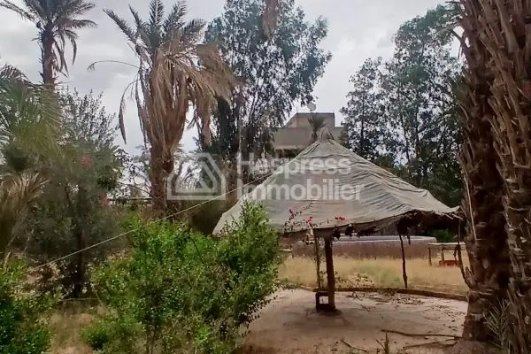 نُزُل/موقع تخييم، مساحته 3000 متر مربع، مُسجّل، في مركز قرية تازارين، زاغورا