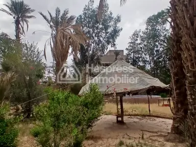 نُزُل/موقع تخييم، مساحته 3000 متر مربع، مُسجّل، في مركز قرية تازارين، زاغورا