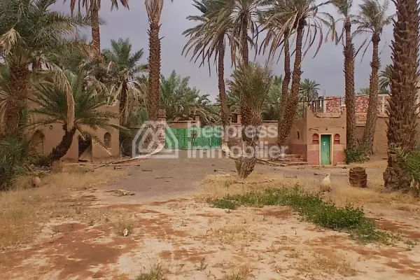 نُزُل/موقع تخييم، مساحته 3000 متر مربع، مُسجّل، في مركز قرية تازارين، زاغورا
