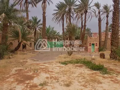 نُزُل/موقع تخييم، مساحته 3000 متر مربع، مُسجّل، في مركز قرية تازارين، زاغورا