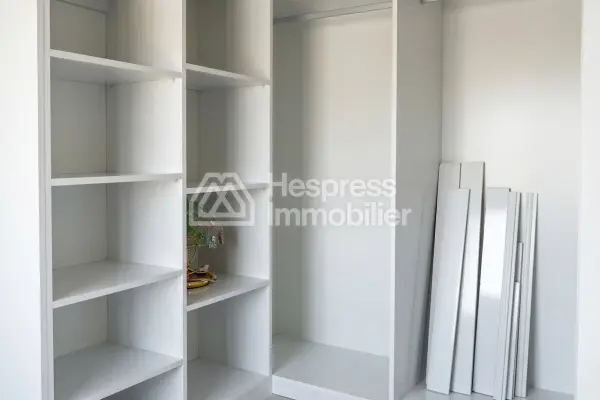 A louer villa neuf avec jardin et piscine surface 580 m²