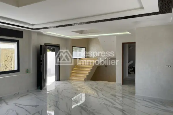 A louer villa neuf avec jardin et piscine surface 580 m²