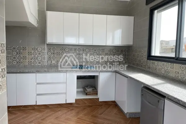 A louer villa neuf avec jardin et piscine surface 580 m²