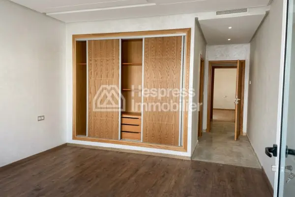 Appartement neuf avec jardin quartier residentiel surface 210 m²
