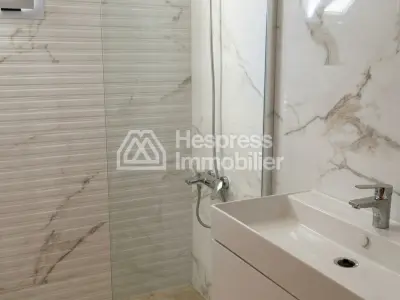 Appartement neuf avec jardin quartier residentiel surface 210 m²