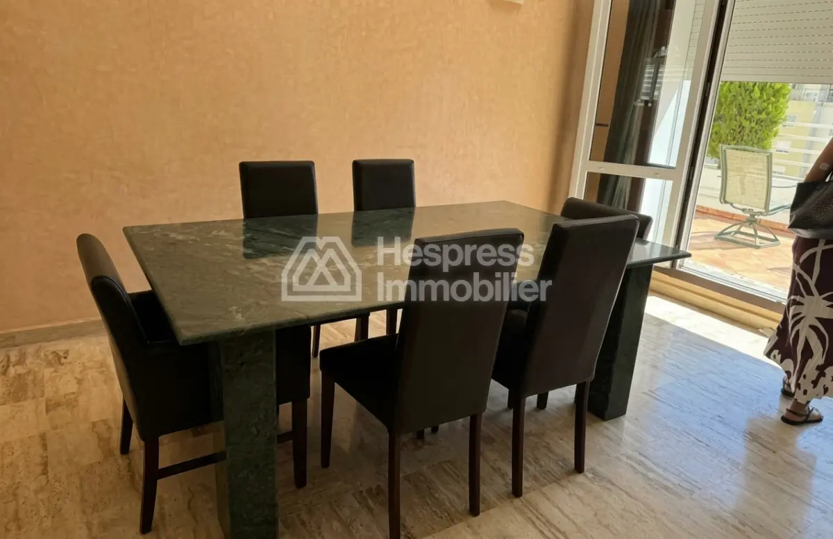 Apartment with terrace for rent, 235m², Iberia district