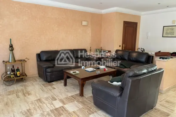 Apartment with terrace for rent, 235m², Iberia district