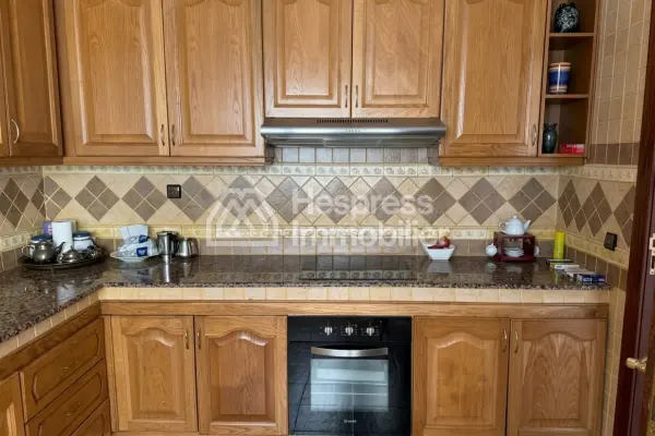 Apartment with terrace for rent, 235m², Iberia district