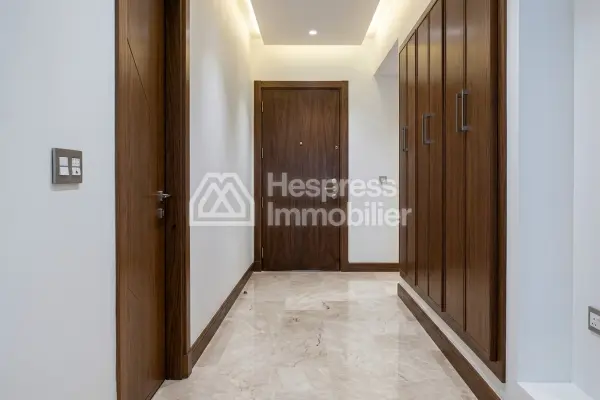 Apartment for rent in the Iberia district, 220 m²