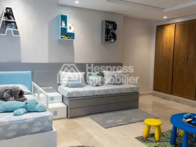 Apartment for rent in the Iberia district, 220 m²