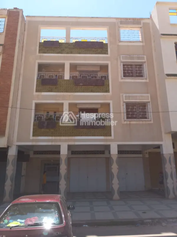 Sale of a 2-story building with 2 facades and title deed