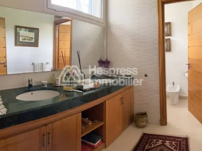 فيلا فاخرة للإيجار عين الذئاب