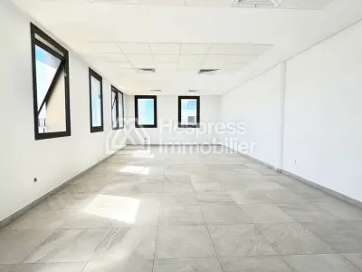 مساحة مكتبية للإيجار، الطابق العلوي، مركز خدمات العملاء