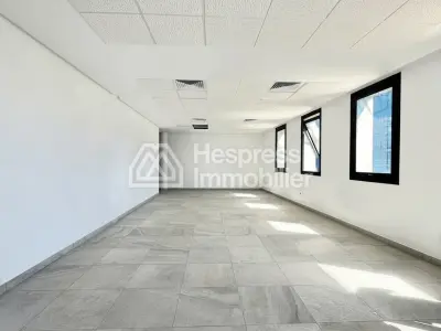 مساحة مكتبية للإيجار، الطابق العلوي، مركز خدمات العملاء
