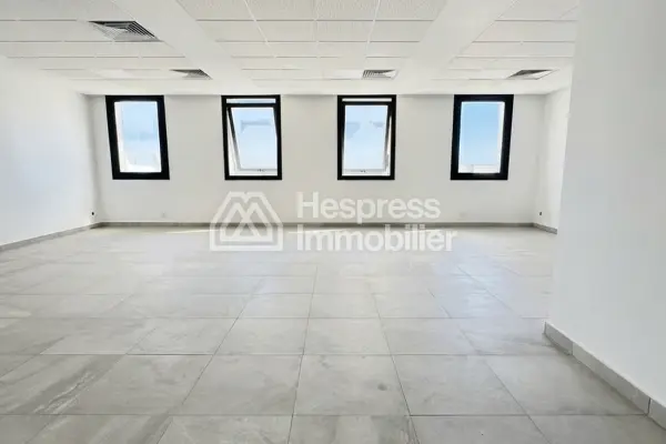 مساحة مكتبية للإيجار، الطابق العلوي، مركز خدمات العملاء