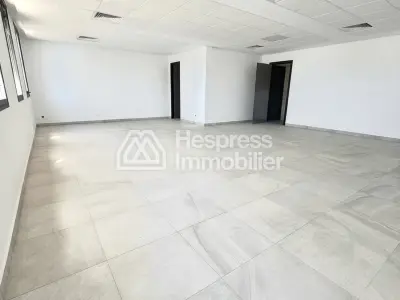 مساحة مكتبية للإيجار، الطابق العلوي، مركز خدمات العملاء