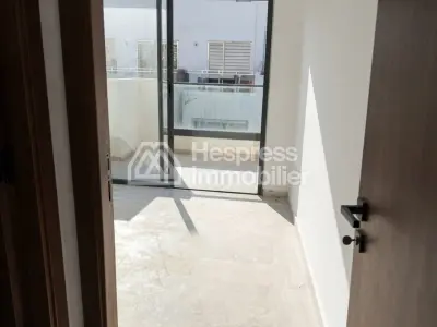 شقة استوديو جديدة وجميلة للبيع في منزل ريفي بريتوني