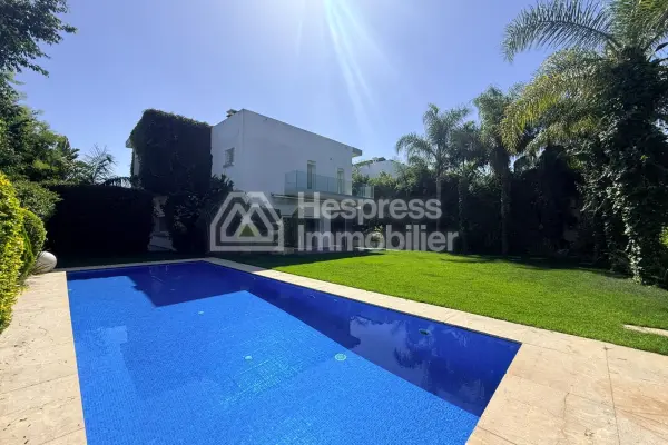 Jolie villa avec piscine à louer