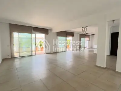 سطح مميز للإيجار في راسين