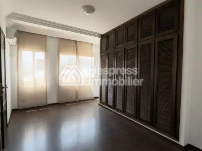 سطح مميز للإيجار في راسين