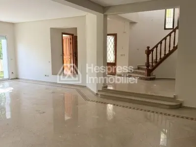 فيلا تجارية للإيجار في المدينة