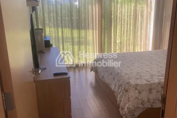 شقة أرضية في الحديقة للإيجار فارغة في بريستيجيا بوسكورة