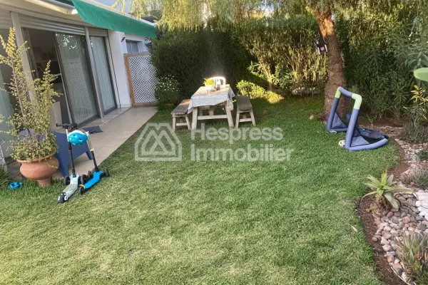 شقة أرضية في الحديقة للإيجار فارغة في بريستيجيا بوسكورة