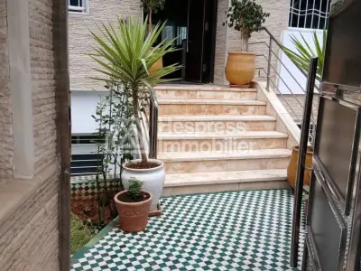 فيلا مسجلة، مساحتها 334 مترًا مربعًا، حي الرياض، طريق عين الشكيف، فاس - 3 طوابق - حديقة - مرآب