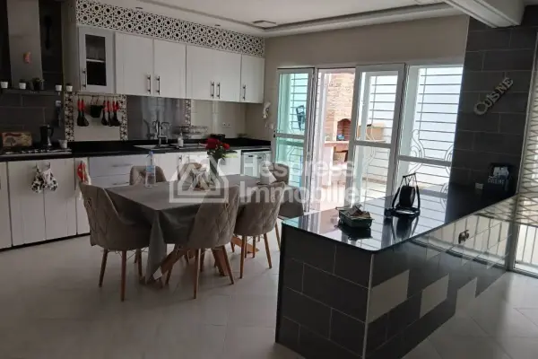 فيلا مسجلة، مساحتها 334 مترًا مربعًا، حي الرياض، طريق عين الشكيف، فاس - 3 طوابق - حديقة - مرآب
