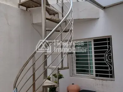 فيلا مسجلة، مساحتها 334 مترًا مربعًا، حي الرياض، طريق عين الشكيف، فاس - 3 طوابق - حديقة - مرآب