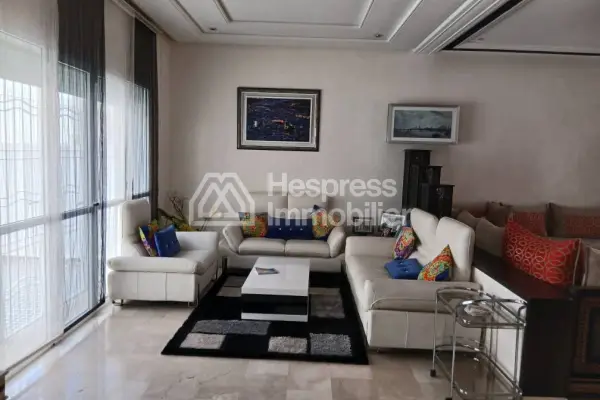 فيلا مسجلة، مساحتها 334 مترًا مربعًا، حي الرياض، طريق عين الشكيف، فاس - 3 طوابق - حديقة - مرآب