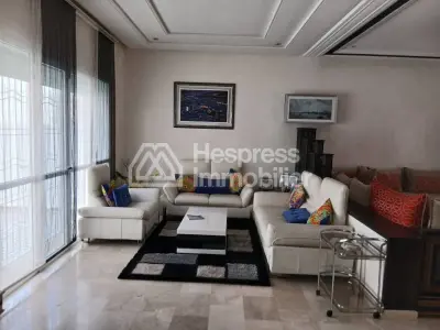 فيلا مسجلة، مساحتها 334 مترًا مربعًا، حي الرياض، طريق عين الشكيف، فاس - 3 طوابق - حديقة - مرآب