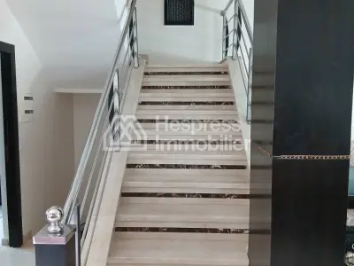 فيلا مسجلة، مساحتها 334 مترًا مربعًا، حي الرياض، طريق عين الشكيف، فاس - 3 طوابق - حديقة - مرآب