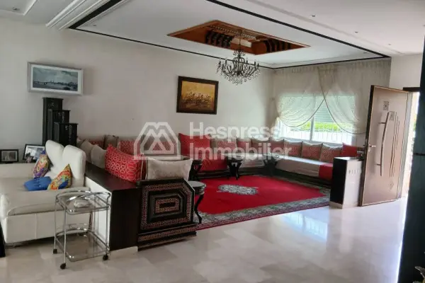 فيلا مسجلة، مساحتها 334 مترًا مربعًا، حي الرياض، طريق عين الشكيف، فاس - 3 طوابق - حديقة - مرآب