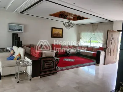 فيلا مسجلة، مساحتها 334 مترًا مربعًا، حي الرياض، طريق عين الشكيف، فاس - 3 طوابق - حديقة - مرآب