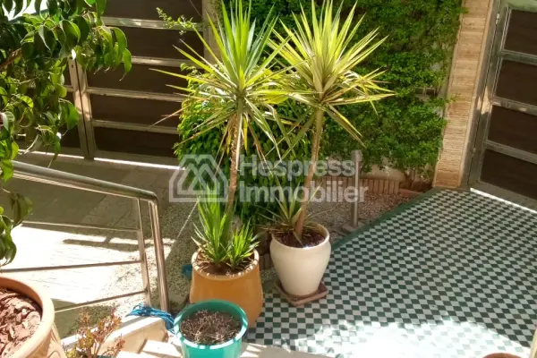 فيلا مسجلة، مساحتها 334 مترًا مربعًا، حي الرياض، طريق عين الشكيف، فاس - 3 طوابق - حديقة - مرآب