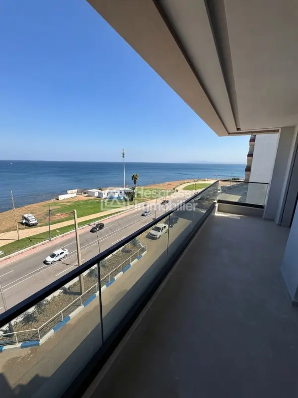 Vend luxe appartement à Fnideq. 5 pièces confortables. Vue sur mer, double vitrage